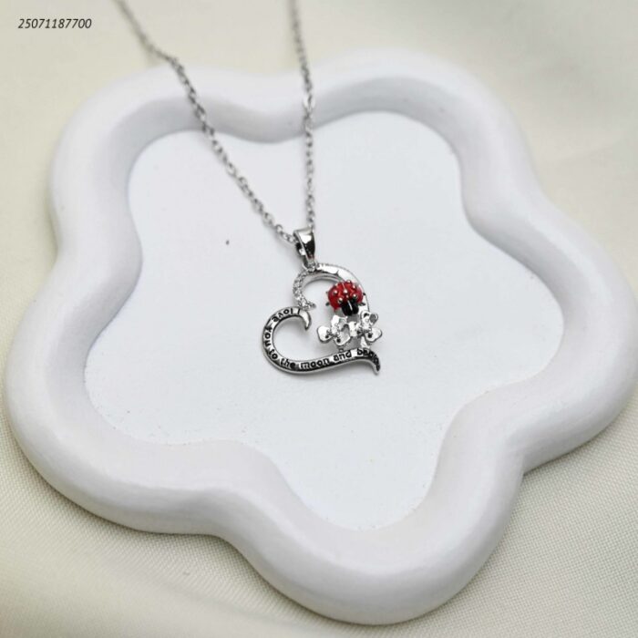 103392336_68e2e7bece666 سلسال شكل قلب مع وردة حمراء لون فضي - الصورة 1