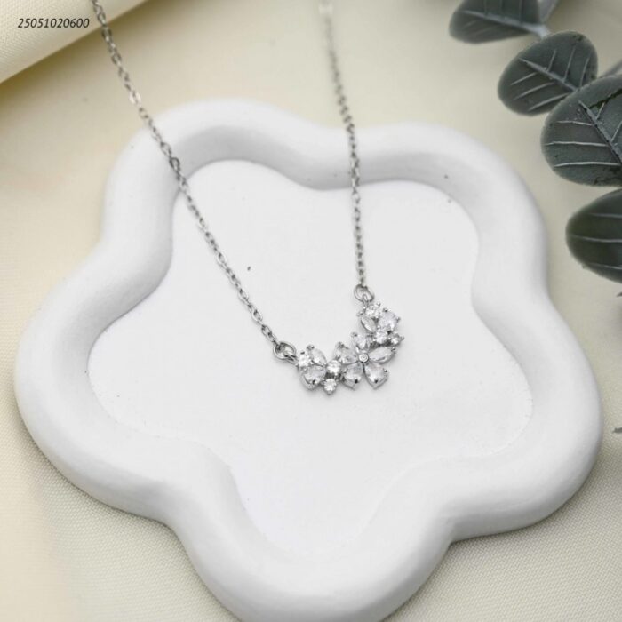 103392339_68e2e7c462e21 سلسال زركون ورود لون فضي - الصورة 1