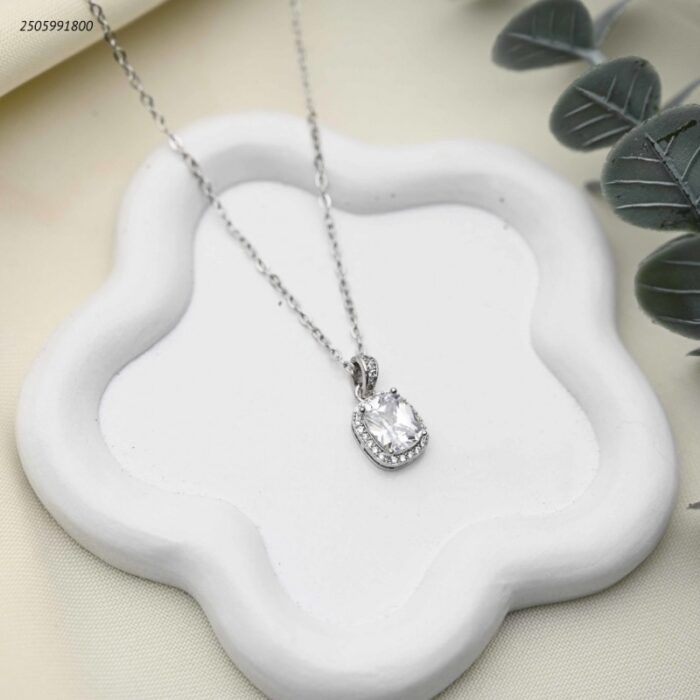 103392341_68e2e7c71c352 سلسال أنيق مع زركون لون فضي - الصورة 1