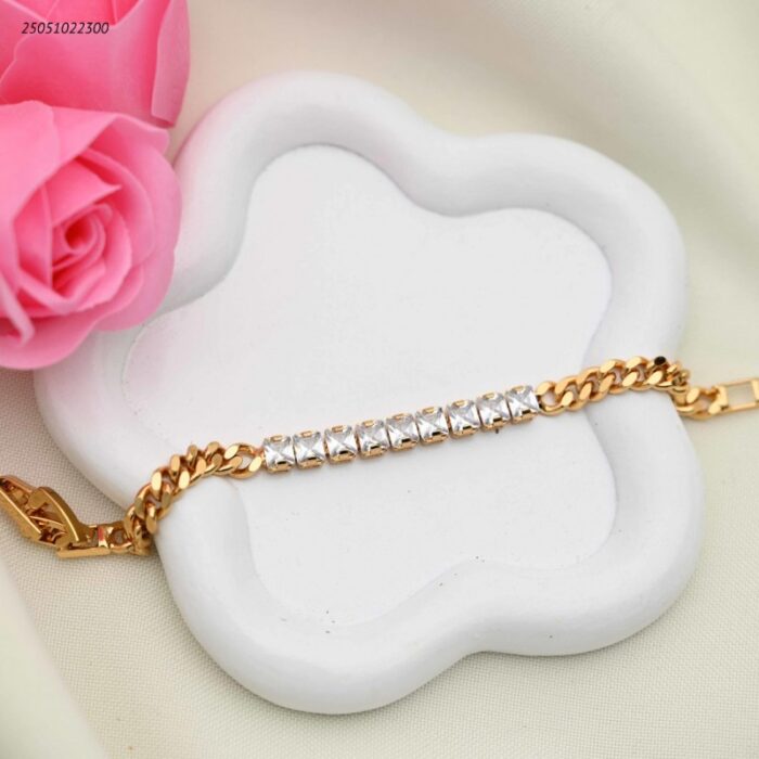 103392347_68e2e7cec0e41 سوار زركون شكل مربع متتالي لون ذهبي - الصورة 1