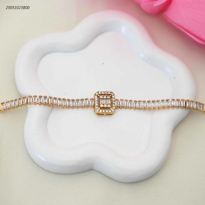 ⁦سوار تنس مع زركون بالوسط شكل مربع مع اطار زركون أصغر لون ذهبي⁩ - الصورة ⁦1⁩