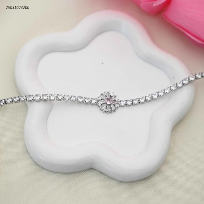 103392351_68e2e7d6e1785 سوار تنس مع بتلة ثلج بالمنتصف لون فضي - الصورة 1