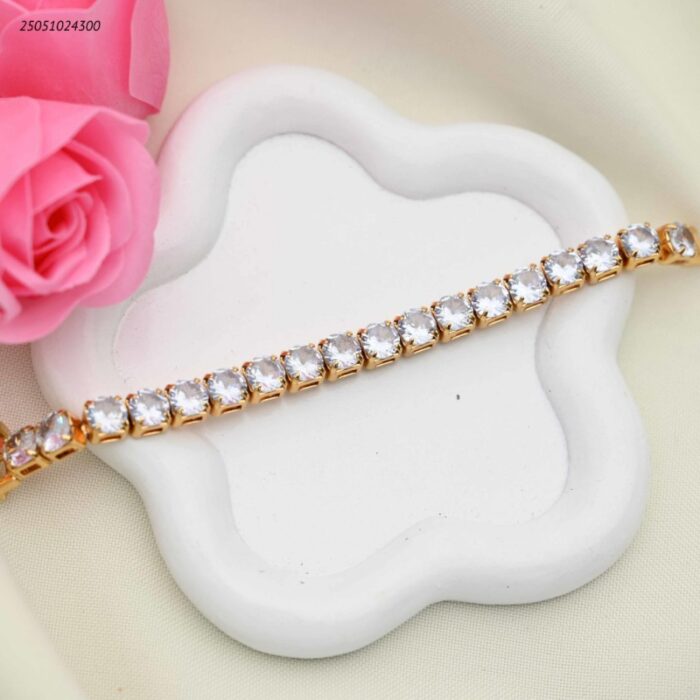 103392357_68e2e7dfc2802 سوار زركون شكل دائري متتالي لون ذهبي - الصورة 1