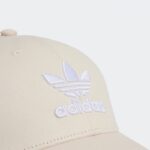 ⁦adidas Unisex Trefoil Baseball Cap - طاقية اديداس تري فويل بيسبول للجنسين لون بيج⁩ - الصورة ⁦2⁩