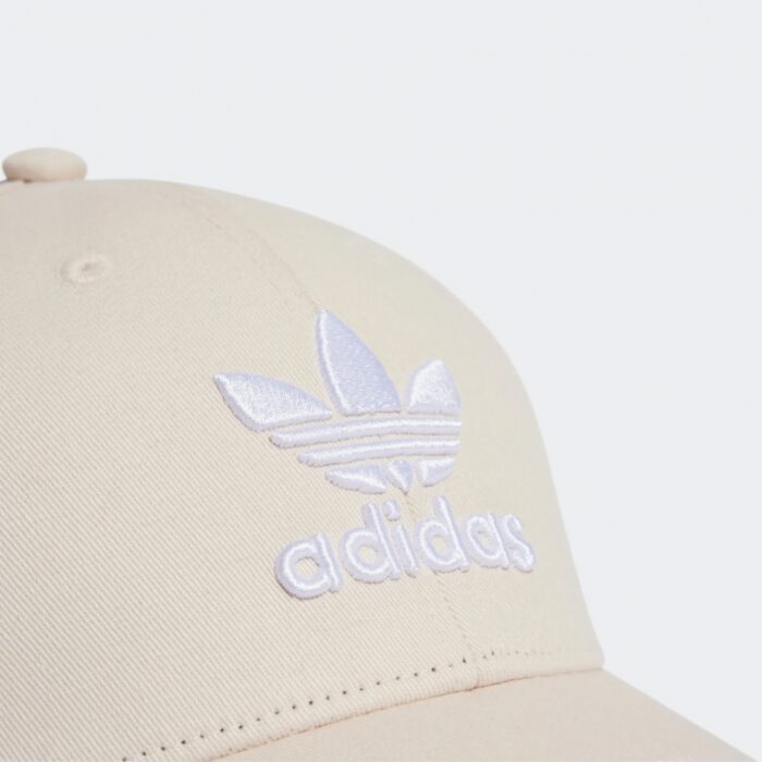 ⁦adidas Unisex Trefoil Baseball Cap - طاقية اديداس تري فويل بيسبول للجنسين لون بيج⁩ - الصورة ⁦2⁩