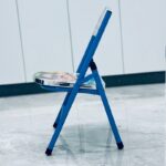 ⁦طاولة مع كرسي للأطفال لون أزرق بتصميم سيارة⁩ - الصورة ⁦2⁩