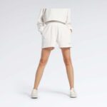 ⁦Reebok Women's Classics Varsity High-Rise Rib Shorts- شورت ريبوك رياضي للنساء لون طحيني⁩ - الصورة ⁦3⁩
