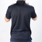 ⁦تيشيرت بتصميم بولو بأكمام قصيرة للرجال لون كحلي⁩ - الصورة ⁦4⁩