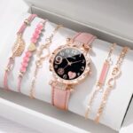 طقم 6 قطع ساعة نسائية فاخرة باللون الوردي مع أساور أنيقة تمنحك إطلالة عصرية وجذابة.