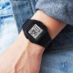 ⁦ساعة SYNOKE الرقمية للرجال، مقاومة لرذاذ الماء، بإضاءة LED، حزام سليكون لون أسود⁩ - الصورة ⁦2⁩