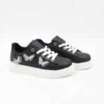 ⁦حذاء رياضي برباط للأطفال لون أسود⁩ - الصورة ⁦4⁩