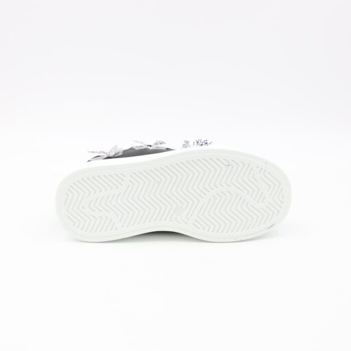 ⁦حذاء رياضي برباط للأطفال لون أسود⁩ - الصورة ⁦5⁩