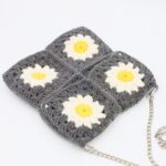 ⁦شنطة صوف مربعات مع يد سلسلة لون سكني غامق - نكشة فن⁩ - الصورة ⁦2⁩