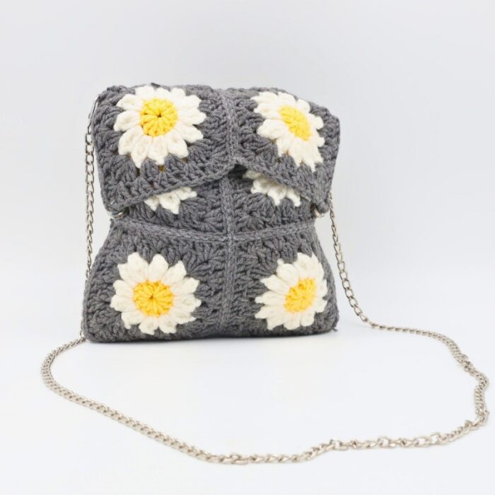 ⁦شنطة صوف مربعات مع يد سلسلة لون سكني غامق - نكشة فن⁩ - الصورة ⁦4⁩