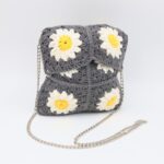 ⁦شنطة صوف مربعات مع يد سلسلة لون سكني غامق - نكشة فن⁩ - الصورة ⁦5⁩