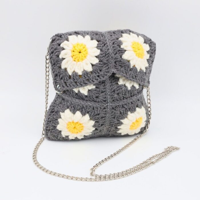 ⁦شنطة صوف مربعات مع يد سلسلة لون سكني غامق - نكشة فن⁩ - الصورة ⁦5⁩