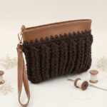 جزدان كروشية لون بني غامق - نكشة فن