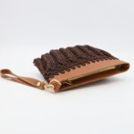 ⁦جزدان كروشية لون بني غامق - نكشة فن⁩ - الصورة ⁦3⁩