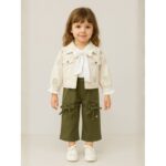 طقم ولادي جايت جينز وبنطلون ولادي لون بيج وزيتي