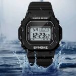 ساعة يد رقمية للرجال مقاومة لرذاذ الماء لون اسود ماركة Synoke