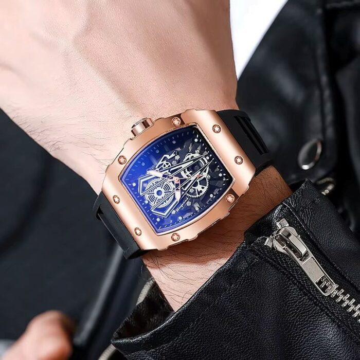 ⁦ساعة يد رجالية بتصميم عصري حزام سيليكون متين لون أسود وذهبي⁩ - الصورة ⁦3⁩