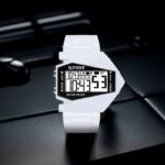 ساعة يد رقمية رياضية للرجال مع إضاءة LED حزام سيليكون لون أبيض