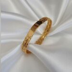 سوار ستانليس فاخر بتصميم أنيق لمعة راقية تلفت الأنظار وتضفي لمسة فخمة على أي إطلالة لون ذهبي