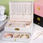 منظم اكسسوارات جلد صغير لون ابيض