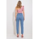 جينز نسائي MOM قصّة مريحة بلون أزرق جليدي – Trend Alaçatı Stili