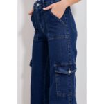 ⁦بنطال جينز نسائي كارجو واسع بخصر عال – كحلي داكن⁩ - الصورة ⁦2⁩