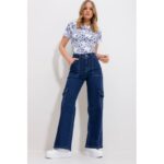 ⁦بنطال جينز نسائي كارجو واسع بخصر عال – كحلي داكن⁩ - الصورة ⁦3⁩