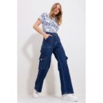 ⁦بنطال جينز نسائي كارجو واسع بخصر عال – كحلي داكن⁩ - الصورة ⁦4⁩