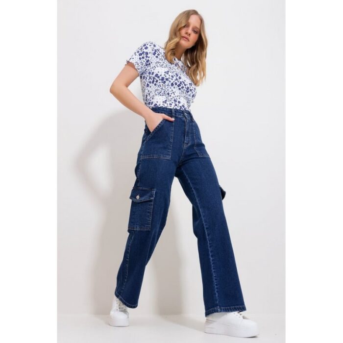 ⁦بنطال جينز نسائي كارجو واسع بخصر عال – كحلي داكن⁩ - الصورة ⁦4⁩