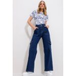 ⁦بنطال جينز نسائي كارجو واسع بخصر عال – كحلي داكن⁩ - الصورة ⁦5⁩