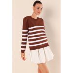 ⁦بلوزة ستاتي شتوي لون بني مخطط أبيض Bigdart⁩ - الصورة ⁦2⁩