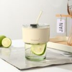 كاسة زجاج مع غطاء وجلدة ومصاصة لون شفاف أبيض