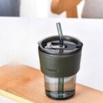 ⁦كاسة زجاج مع غطاء وجلدة ومصاصة لون شفاف أسود⁩ - الصورة ⁦2⁩