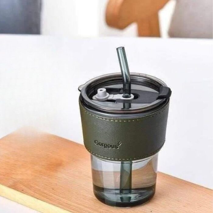 ⁦كاسة زجاج مع غطاء وجلدة ومصاصة لون شفاف أسود⁩ - الصورة ⁦2⁩