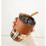 كاسة زجاج مع غطاء وجلدة ومصاصة لون شفاف عسلي