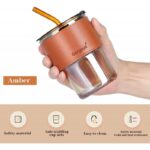 ⁦كاسة زجاج مع غطاء وجلدة ومصاصة لون شفاف عسلي⁩ - الصورة ⁦2⁩