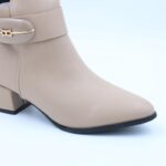 ⁦جزمة نسائية سحاب ساق متوسط الطول لون بيج فاتح⁩ - الصورة ⁦4⁩