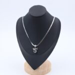 سلسال فضي عريض مع حجر زركون بتصميم دائري