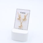 طقم حلق كرستال ذهبي بتصميم فراشة مع سلسال بتصميم فراشة