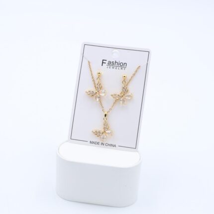 طقم حلق كرستال ذهبي بتصميم فراشة مع سلسال بتصميم فراشة