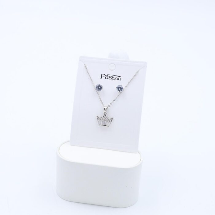 ⁦طقم حلق كرستال فضي مع سلسال بتصميم تاج⁩ - الصورة ⁦2⁩