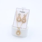 طقم حلق كرستال بتصميم دمعه أبيض مع سلسال بتصميم دمعة كريستال أبيض لون ذهبي