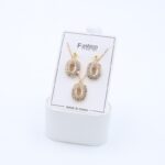 طقم حلق كرستال بتصميم بيضاوي أبيض مع سلسال بتصميم بيضاوي كريستال أبيض لون ذهبي