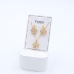 طقم حلق كرستال بتصميم وردة كريستال أبيض مع سلسال بتصميم وردة كريستال أبيض لون ذهبي