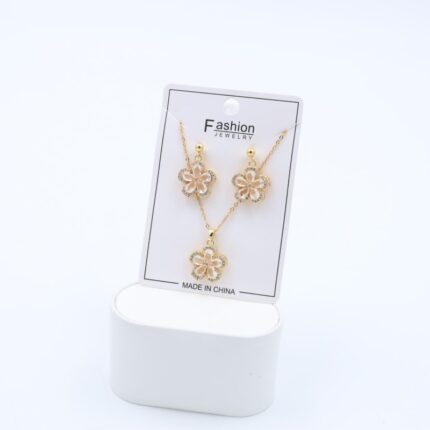 طقم حلق كرستال بتصميم وردة كريستال أبيض مع سلسال بتصميم وردة كريستال أبيض لون ذهبي