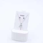 طقم حلق كريستال فضي مع سلسال بتصميم وردة